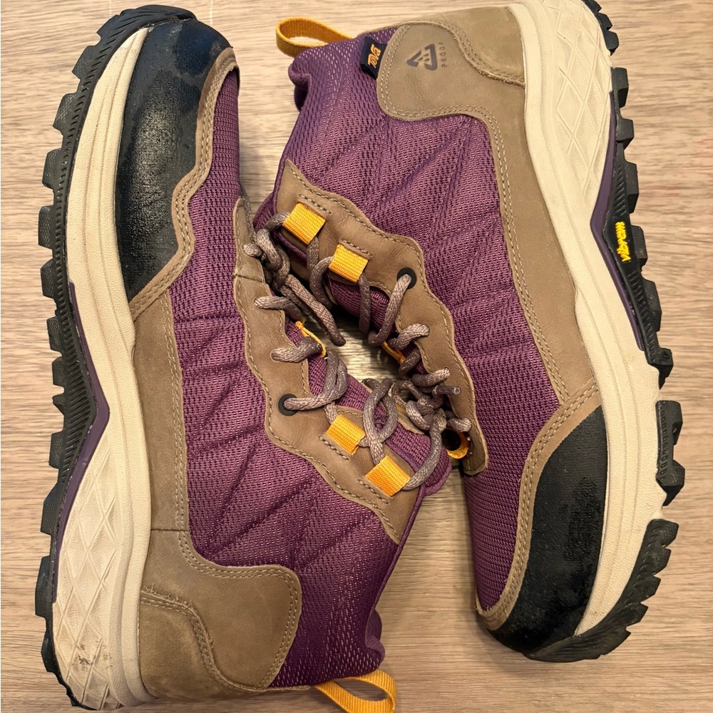 Women’s Teva Ridgeview Mid Hiking Boots
Size 10, Purple